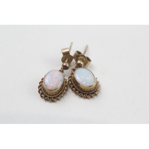 3 - 2x 9ct gold opal earrings (3.3g)