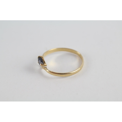 38 - 16ct gold pear cut sapphire dress ring (1.1g) Size  M