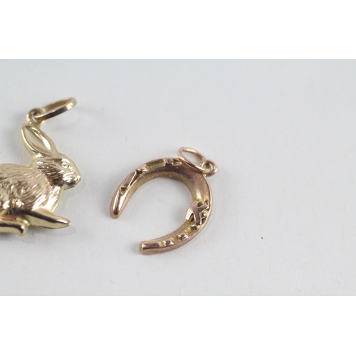44 - 2x 9ct gold rabbit & horseshoe charms (1.1g)
