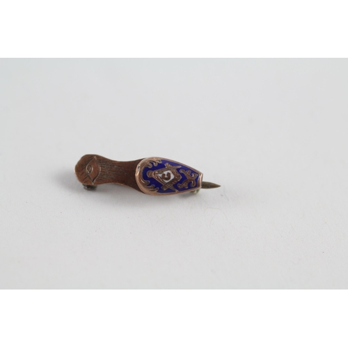 55 - 9ct gold enamel shoe brooch with base pin (0.7g)