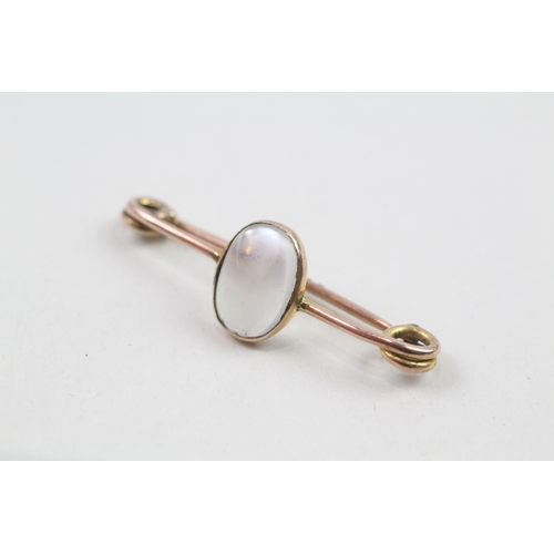 63 - 9ct gold moonstone bar brooch (2.5g)