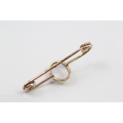 63 - 9ct gold moonstone bar brooch (2.5g)