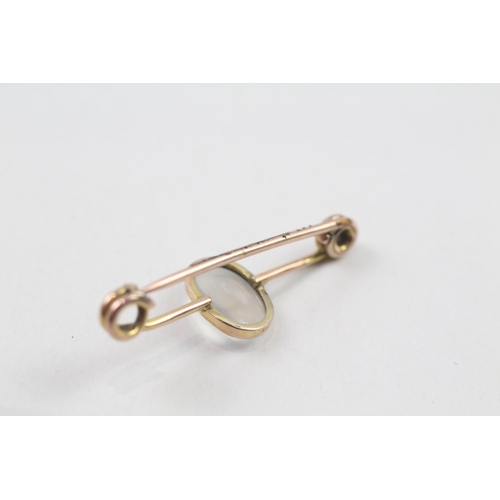 63 - 9ct gold moonstone bar brooch (2.5g)