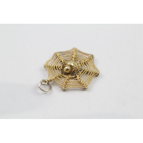 64 - 12ct gold spider pendant (1.2g)