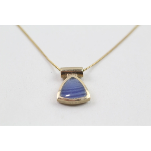 65 - 9ct gold agate & lapis lazuli pendant & chain (3.5g)