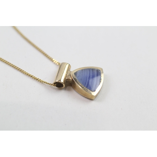 65 - 9ct gold agate & lapis lazuli pendant & chain (3.5g)