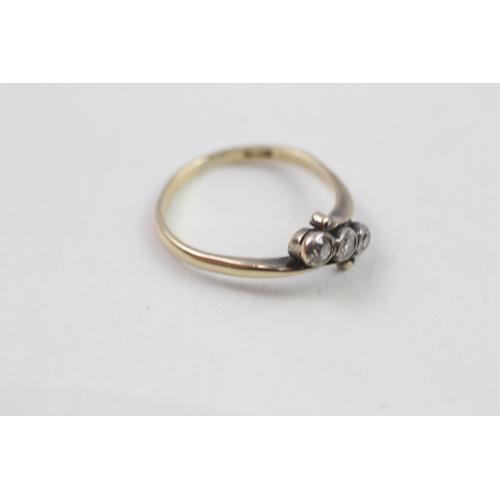 82 - 18ct gold vintage diamond three stone ring (2g) Size  J