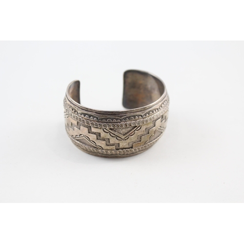 Silver Navajo bangle signed R. Wylie (55g)