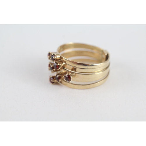 101 - 9ct gold garnet articulated five band dress ring (3.8g) Size  P 1/2