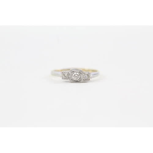 110 - 18ct gold old cut diamond three stone ring (2g) Size  P