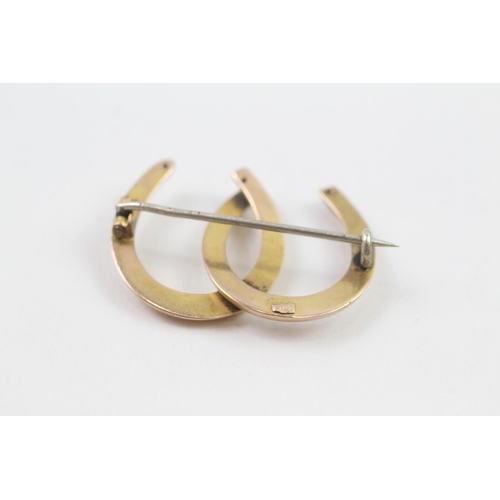 119 - 9ct gold antique double horseshoe brooch with base metal pin (1.8g)