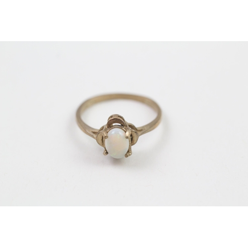 120 - 9ct gold opal single stone ring (2g) Size  O 1/2