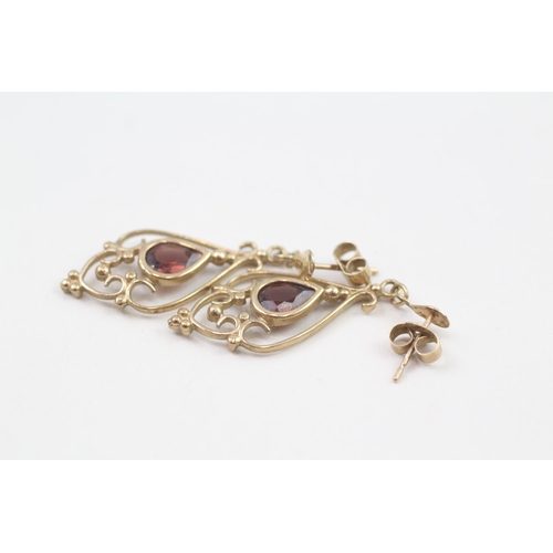 122 - 9ct gold garnet openwork drop earrings (2.2g)