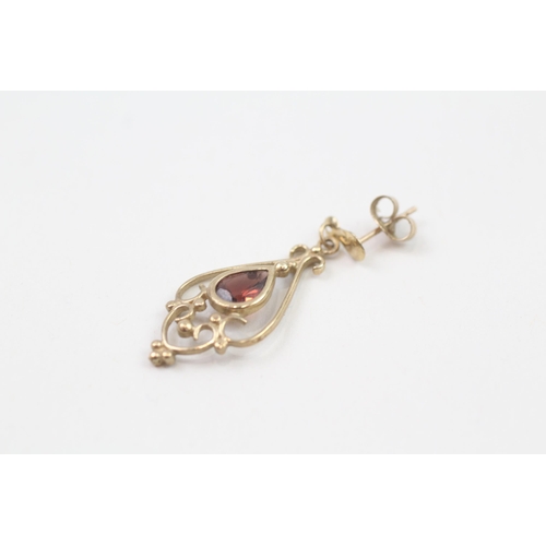 122 - 9ct gold garnet openwork drop earrings (2.2g)