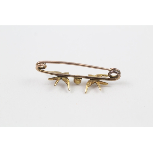 135 - 15ct gold Victorian seed pearl twin swallow brooch with 9ct pin (1.7g)