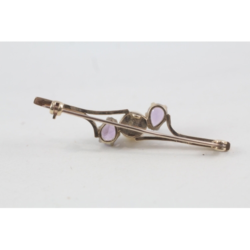 149 - 9ct gold antique amethyst & cultured pearl three stone bar brooch with base metal pin (3.7g)