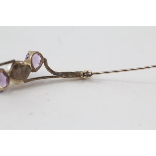 149 - 9ct gold antique amethyst & cultured pearl three stone bar brooch with base metal pin (3.7g)