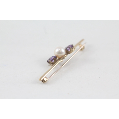 149 - 9ct gold antique amethyst & cultured pearl three stone bar brooch with base metal pin (3.7g)