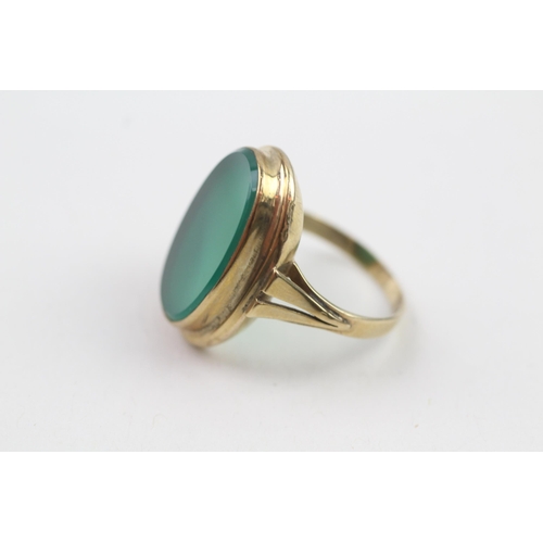 157 - 8ct gold chrysoprase oval signet ring (3.8g) Size  O