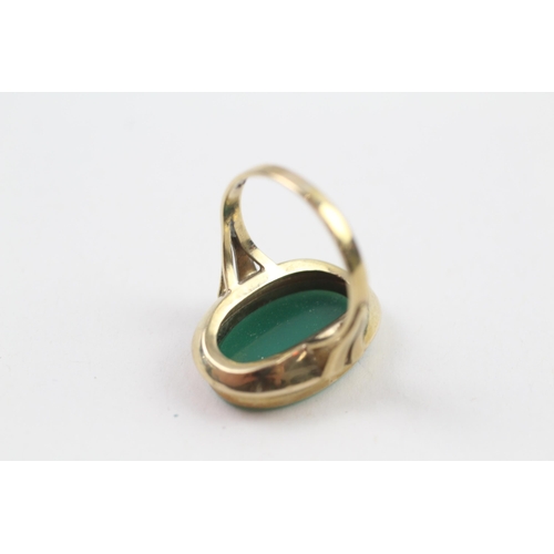 157 - 8ct gold chrysoprase oval signet ring (3.8g) Size  O