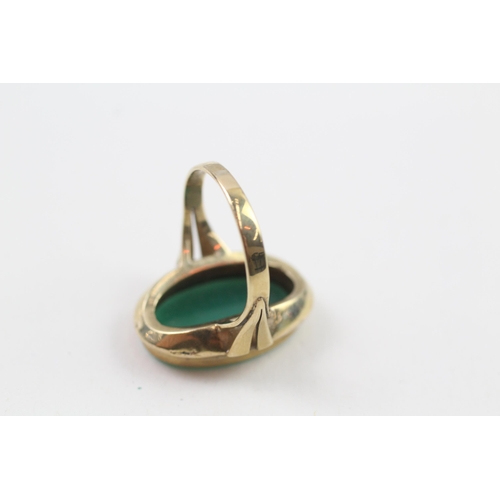 157 - 8ct gold chrysoprase oval signet ring (3.8g) Size  O