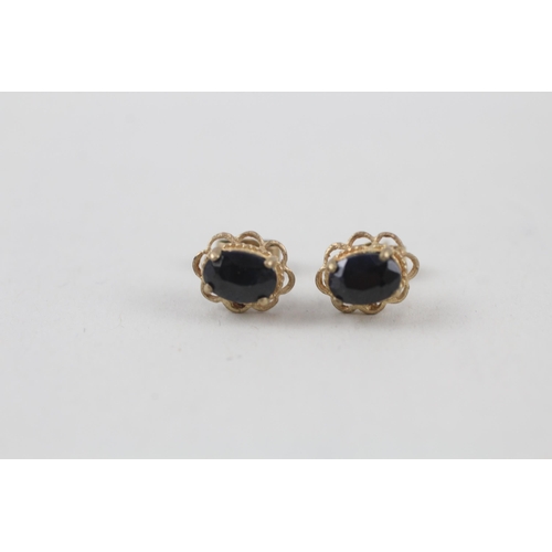 162 - 2x 9ct gold sapphire vintage stud earrings (2.5g)