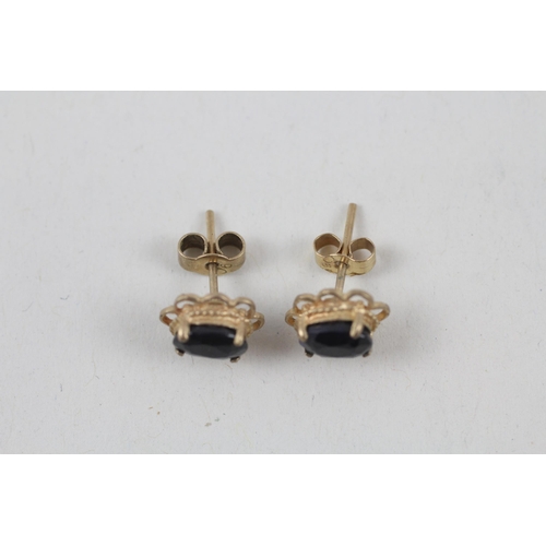 162 - 2x 9ct gold sapphire vintage stud earrings (2.5g)