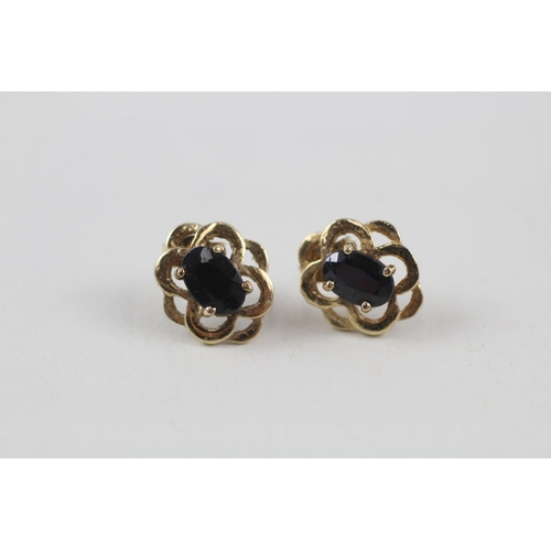 162 - 2x 9ct gold sapphire vintage stud earrings (2.5g)