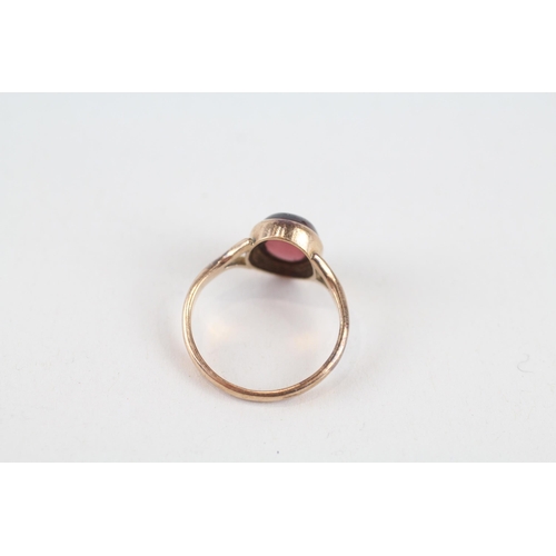 52 - 9ct gold oval garnet cabochon single stone ring (2.1g) Size  J 1/2