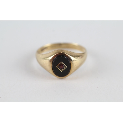 80 - 9ct gold onyx & garnet signet ring (2.4g) Size  Q