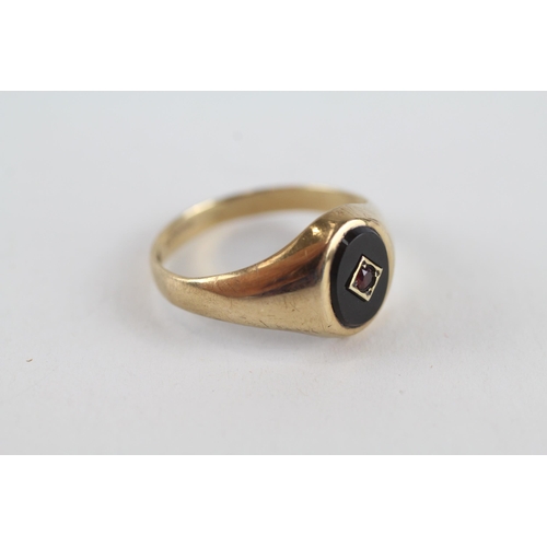 80 - 9ct gold onyx & garnet signet ring (2.4g) Size  Q