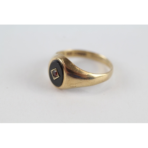 80 - 9ct gold onyx & garnet signet ring (2.4g) Size  Q