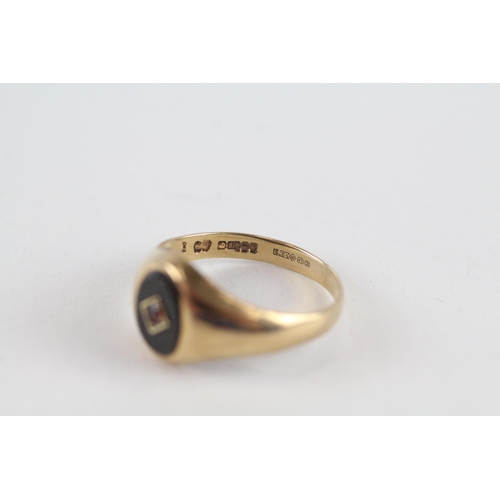 80 - 9ct gold onyx & garnet signet ring (2.4g) Size  Q