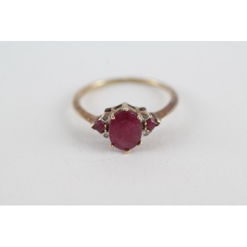 92 - 9ct gold diamond & ruby trefoil ring (1.9g) Size  P