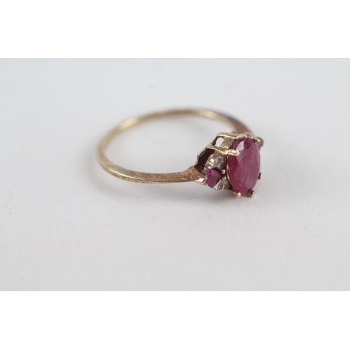 92 - 9ct gold diamond & ruby trefoil ring (1.9g) Size  P