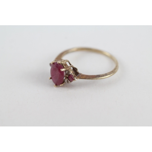 92 - 9ct gold diamond & ruby trefoil ring (1.9g) Size  P