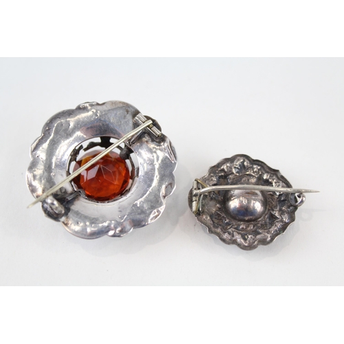 207 - Two silver antique Scottish brooches including Agate (21g)