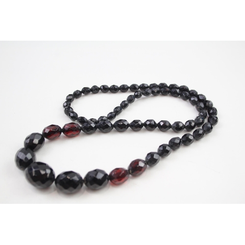 224 - Deep cherry Bakelite graduated faceted necklace with screw clasp (40g)