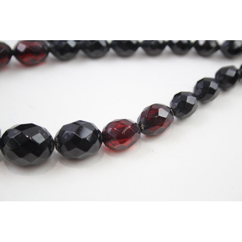 224 - Deep cherry Bakelite graduated faceted necklace with screw clasp (40g)