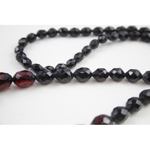 224 - Deep cherry Bakelite graduated faceted necklace with screw clasp (40g)