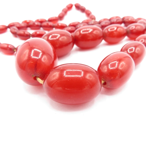 225 - Cherry Bakelite graduated necklace (62g)