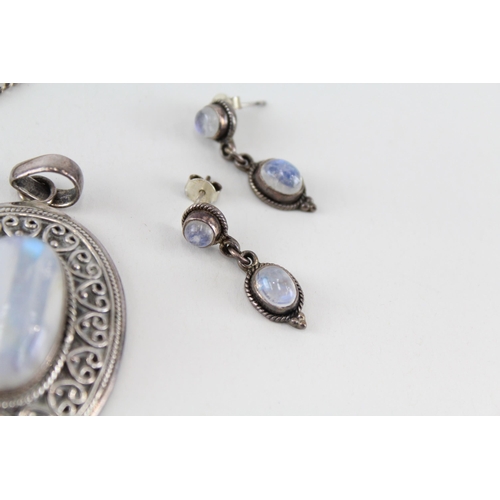 233 - A collection of silver Moonstone jewellery (37g)