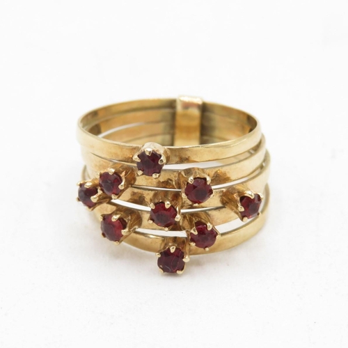 9ct gold garnet articulated five band dress ring (3.8g) Size  P 1/2