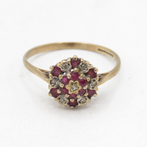 104 - 9ct gold vintage ruby & diamond cluster ring in a claw setting (1.7g) Size  R