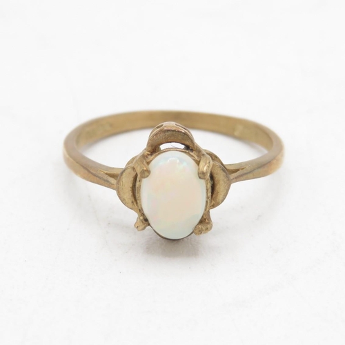 9ct gold opal single stone ring (2g) Size  O 1/2