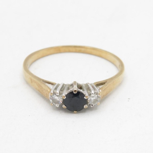 121 - 9ct gold diamond & sapphire three stone ring (1.7g) Size  Q