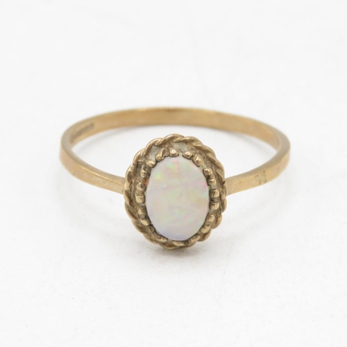 127 - 9ct gold opal single stone ring with twisted rope frame (1.4g) Size  P