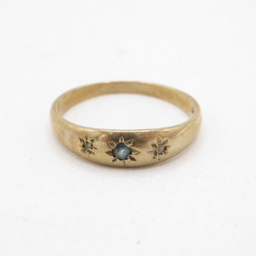 53 - 9ct gold diamond & sapphire three stone ring with starburst motif (1.7g) Size  O
