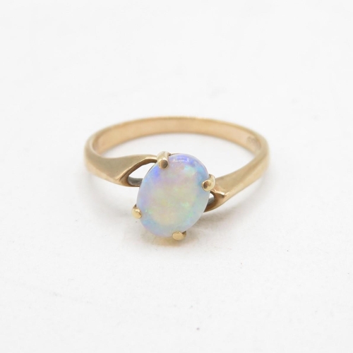 9ct gold opal single stone twist ring (1.8g) Size  M