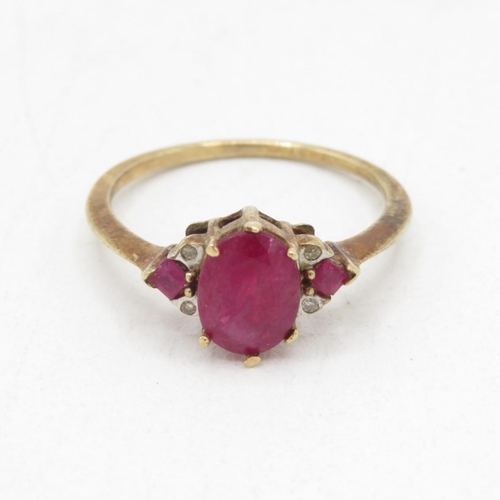 92 - 9ct gold diamond & ruby trefoil ring (1.9g) Size  P